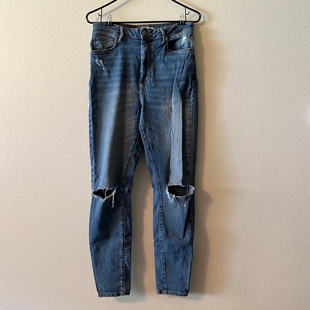 Women’s skinny jeans. Distress/torn. Size 39